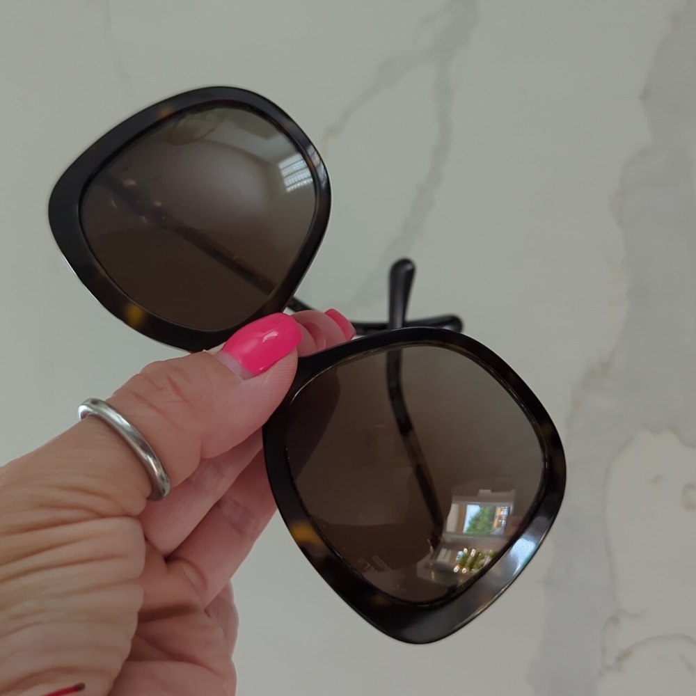 CHANEL Tortuse Pearl Polarized Sunglasses - Picture 5 of 13